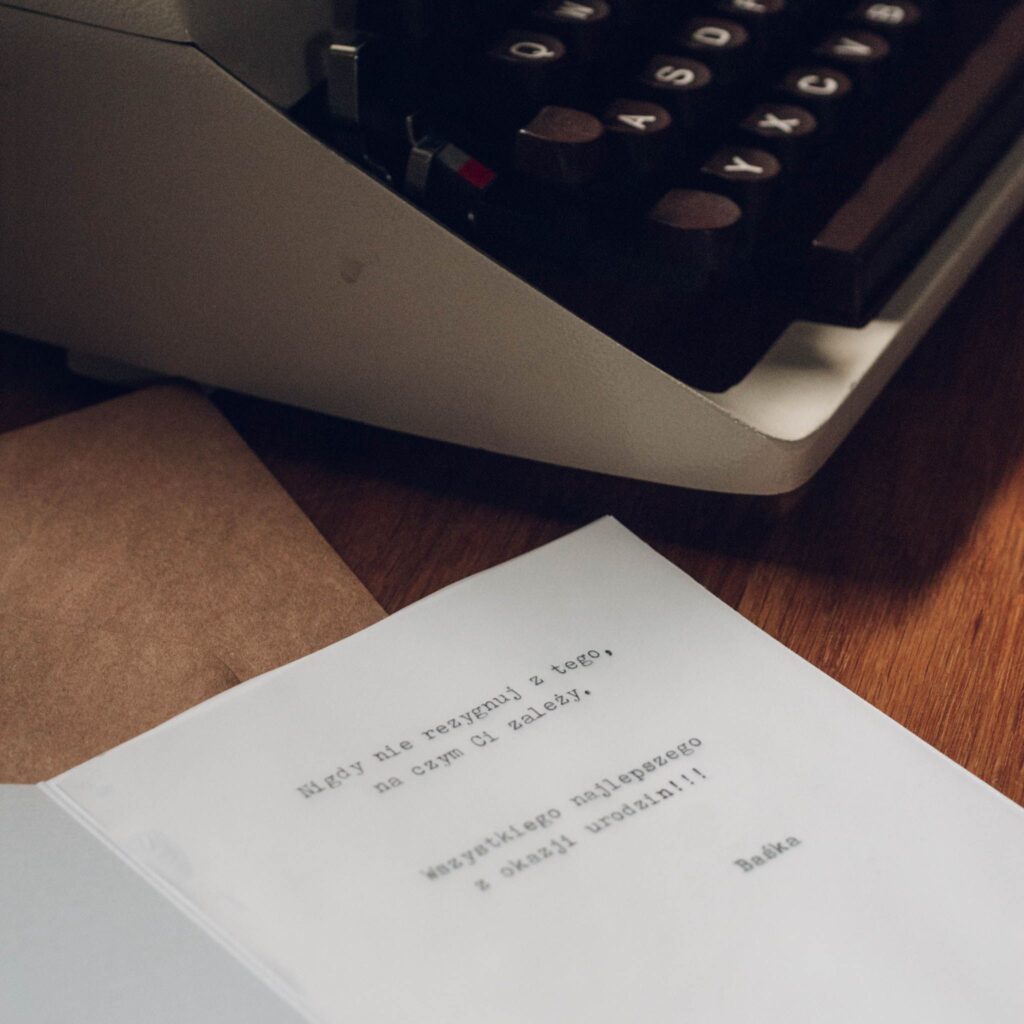 kartka z życzeniami i maszyna do pisania